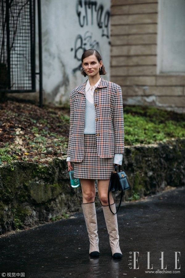 十一假后脸变圆?穿上V领毛衣不用PS一样瘦