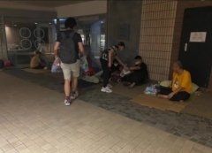 爱心爆棚!海俊杰为露宿者送暖