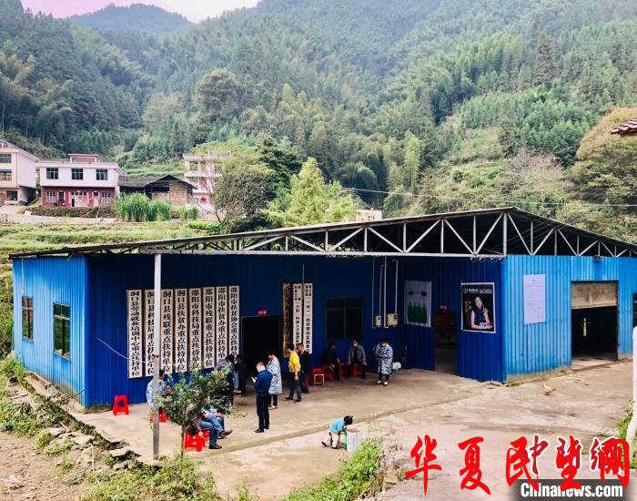 由高位截瘫残疾人张赫伦创办的洞口华屹化妆品有限公司就开在洞口县雪峰山下的村子里。 王祖敏 摄