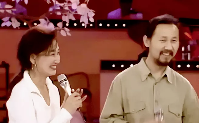 她与腾格尔离婚后再复出,今62岁再翻红