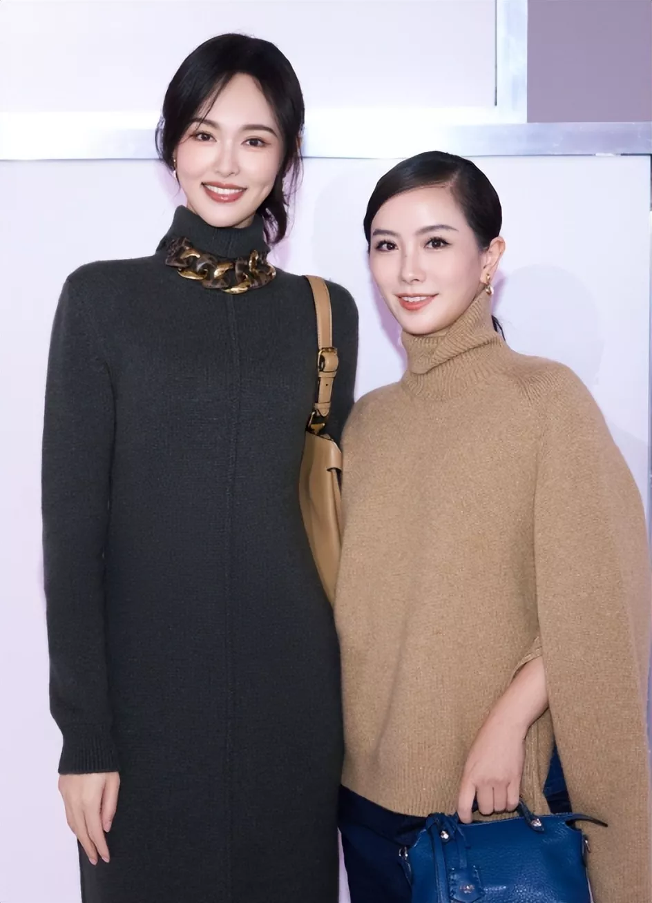 章泽天出席时装秀,与一众富豪名流同框稳坐C位