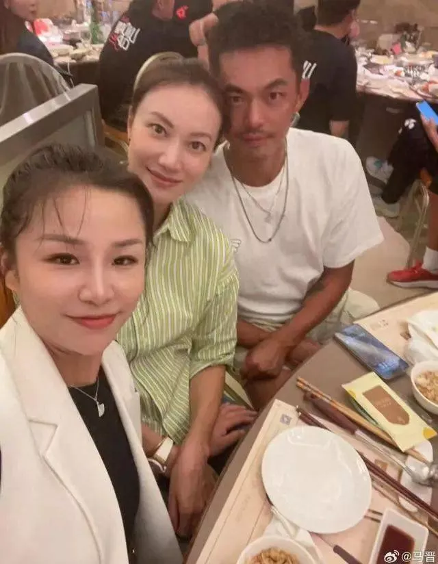 林丹谢杏芳同框秀恩爱!与妻子AA制生活被骂抠门