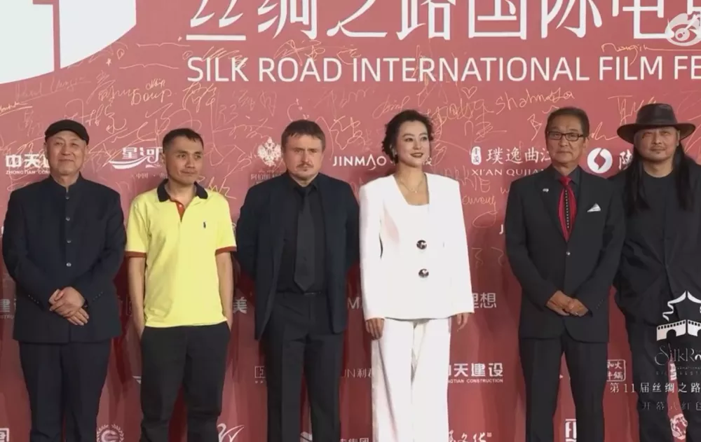 丝绸之路电影节红毯:刘浩存像精灵,娜扎性感吸睛