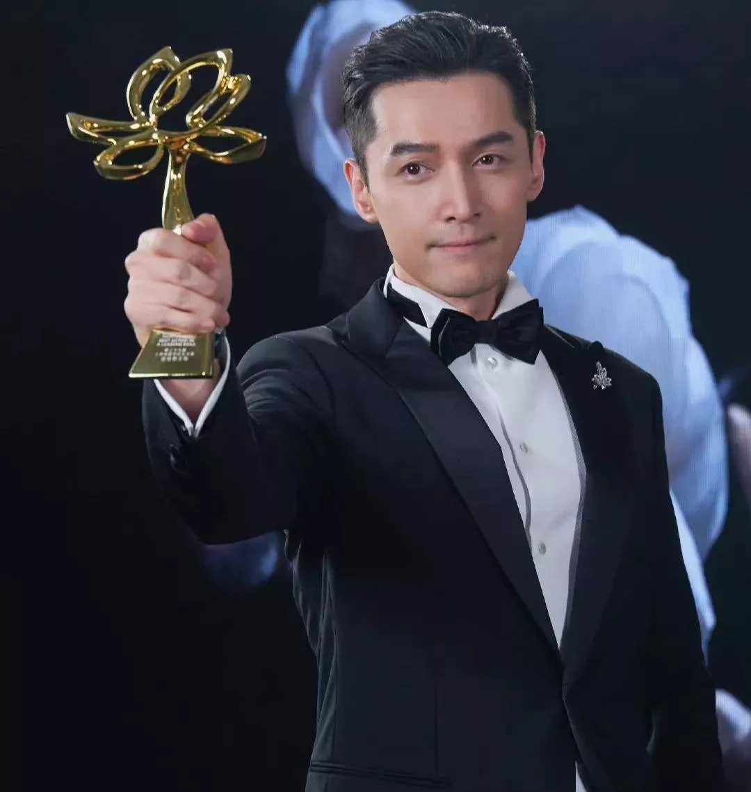 胡歌新剧大翻车!被骂多次蹭女性名人热度