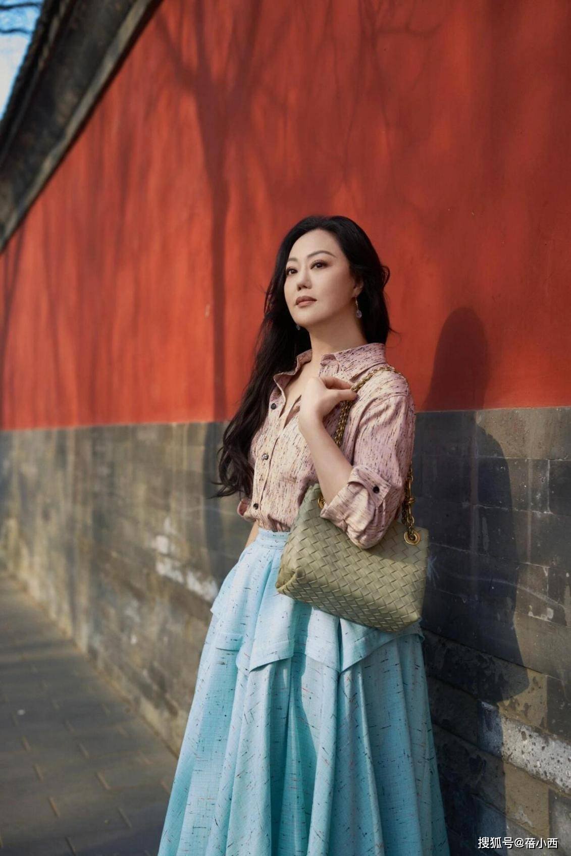 章小蕙逛故宫穿得真洋气 61岁美出新高度