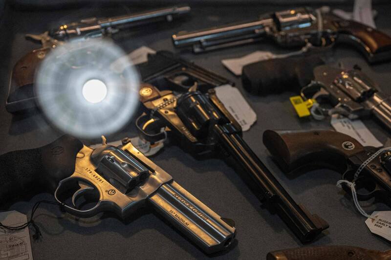 美国男子与友人聚会时提议玩「俄罗斯轮盘」，朝女友人胸口开枪，导致她当场身亡，示意图。（法新社）