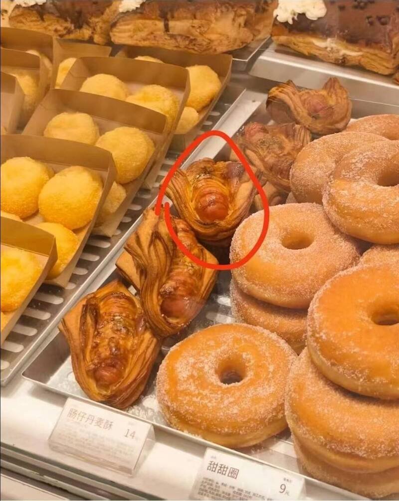 中国烘焙连锁名店好利来，被消费者爆料面包掉地后仍继续贩售。（图撷自微博）
