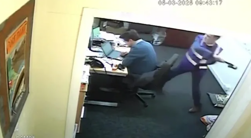 54岁的校长费尔顿因不满（其小三）女老师也与副校长派克有染，愤而持扳手攻击对方。（撷取自X@thetimes）