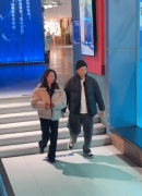 李纯与马頔逛天津海洋馆被偶遇！夫妻俩感情恩